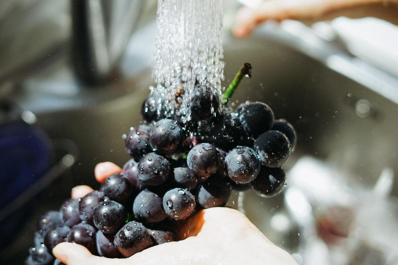 washing grapes