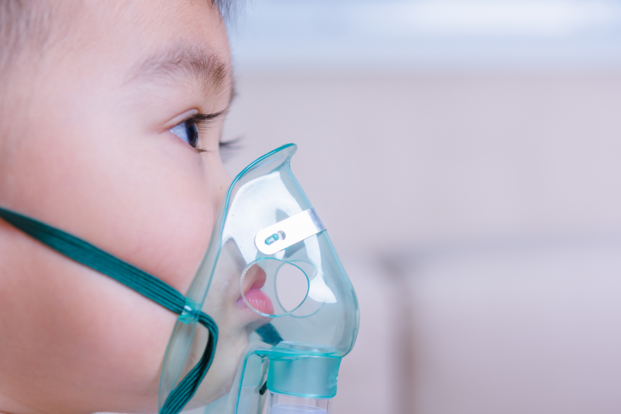 Child with oxygen mask