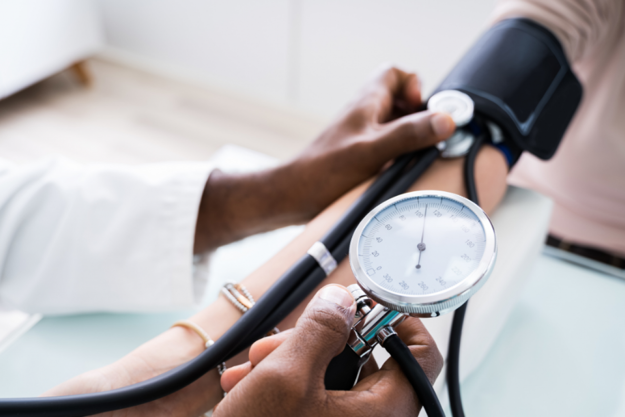 Doctor taking a patient’s blood pressure measurement with a sphygmomanometer